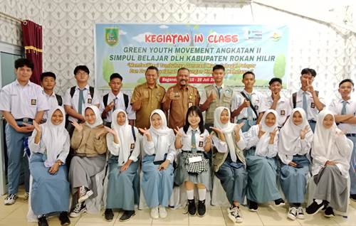 DLH Rohil bersama para siswa peserta GYM di Rohil.(foto: afrizal/halloriau.com)