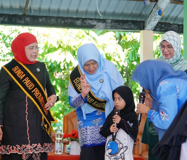 Bunda PAUD Provinsi Riau Dra Hj Adrias Hariyanto menghadiri  acara Road show Seminar Gerakan Berantas Stunting yang digelar di Kabupaten Kampar, Kamis (11/7).