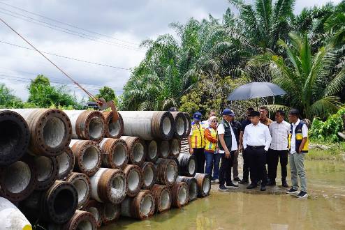 Gubernur Riau, Abdul Wahid saat meninjau jembatan amble di Inhu.(foto: istimewa)