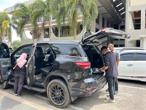 Tim KPK saat menggeledah mobil pejabat tinggi Pemprov Riau terkait kasus dugaan korupsi Gubernur Riau non aktif Abdul Wahid.(foto: sri/halloriau.com)