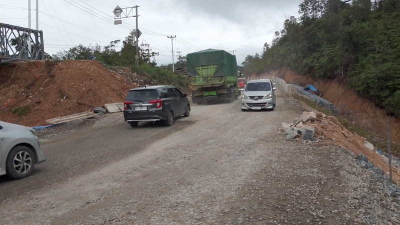 Lintas Riau-Sumbar tepatnya di Km 106 Desa Tanjung Alai, Kampar sudah dua arah (foto/Yuni)