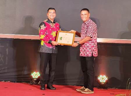 Manajer PT MUP-Pabrik Penarikan saat menerima Zero Accident Award dari PJ Gubernur Riau Rahman Hadi.(foto: istimewa)