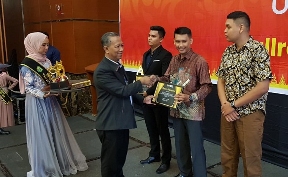 Rektor UIR Syafrinaldi menyerahkan award kepada para pemuncak