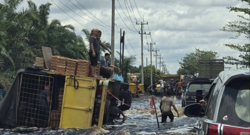 Banjir yang melanda Jalan Lintas Timur di Kecamatan Pangkalan Kerinci, Kabupaten Pelalawan, Riau. (Foto: Media Center Riau)