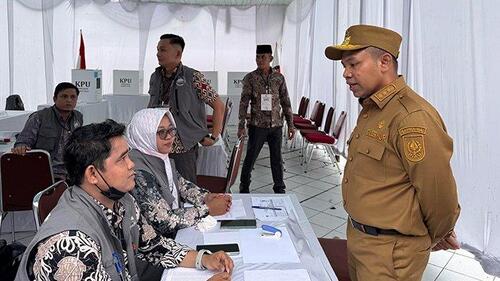 Gubernur Riau (Gubri) Abdul Wahid meninjau TPS Loksus RSUD Tengku Rafian Siak saat PSU Pilkada Siak. (Foto: Tribun Pekanbaru)