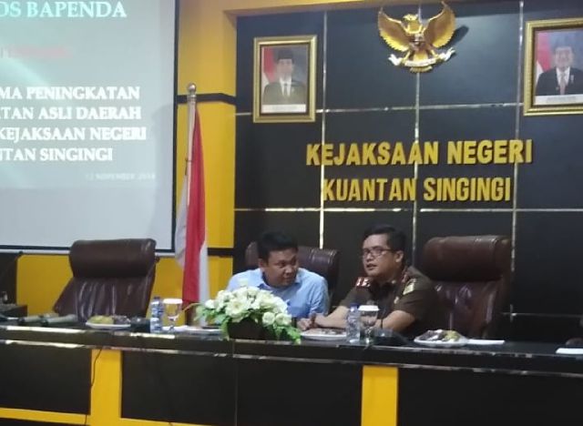 Kepala Bapenda Kuansing, Japrinaldi, AP saat ekpose dihadapan Kepala Kejaksaan Negeri Kuansing