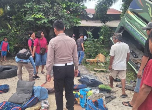 Kecelakaan tunggal melibatkan bus ALS terjadi di Jalan Lingkar, Kelurahan Pangkalan Kerinci Timur, Kecamatan Pangkalan Kerinci, Kabupaten Pelalawan, Riau, Minggu (2/8/2026).