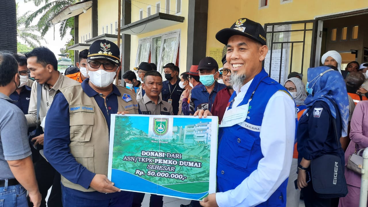 Walikota Dumai, Paisal saat menyerahkan bantuan kepada korban gempa di Pasaman. Bantuan diterima langsung oleh Bupati Pasaman, Benny.