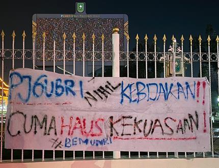 Spanduk propaganda BEM Unri kritik Pj Gubri terpasang di pagar Kantor Gubernur Riau.(foto: sri/halloriau.com)
