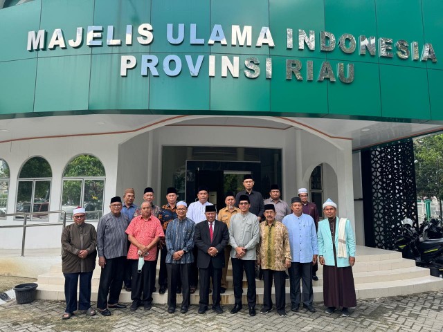 Ketua MUI Provinsi Riau, Prof Ilyas Husti bersama pengurus BPMR Annur (foto/ist)