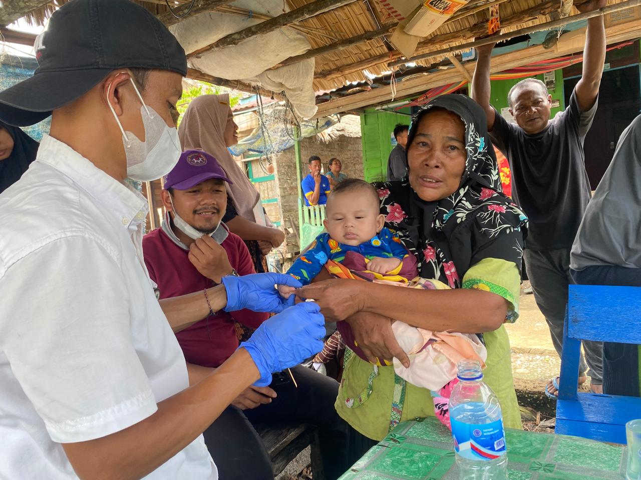 Tim Satgas melaksanakan rangkaian kegiatan menanggulangi penyakit malaria (foto/Ayendra)