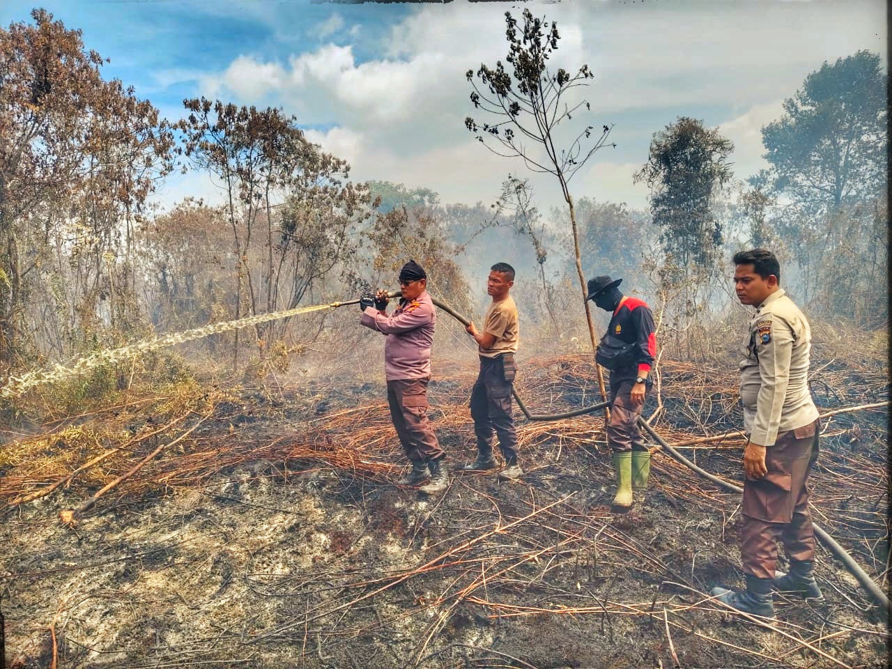 Kapolsek Tebingtinggi Barat, Iptu Iskandar Novianto, saat memimpin langsung pemadaman Karhutla di wilayahnya