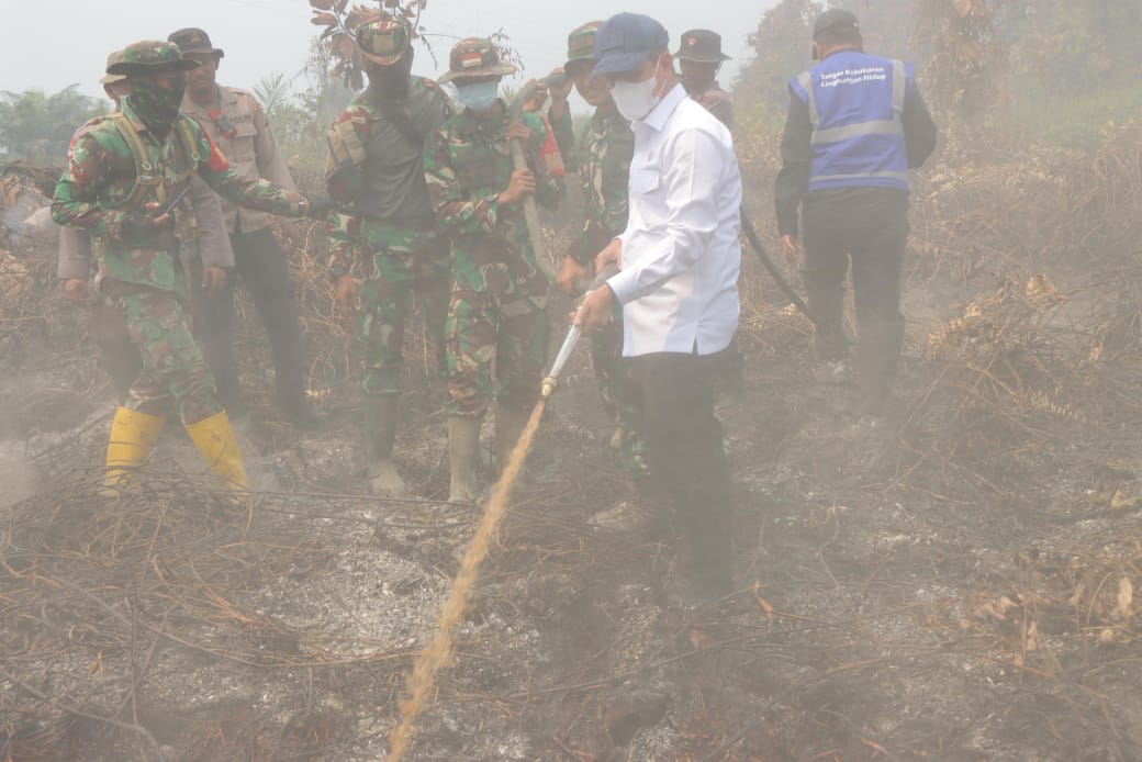 Menteri LH, Hanif saat melakukan pemadaman lahan di Rokan Hilir beberapa waktu lalu (foto/ist)