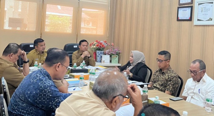 Plt Kepala Biro Ekonomi Setdaprov Riau, Bobby Rachmat, Direktur Ida, dan sejumlah direksi dan komisaris hadir dalam RUPSLB PT SPT (foto/ist)