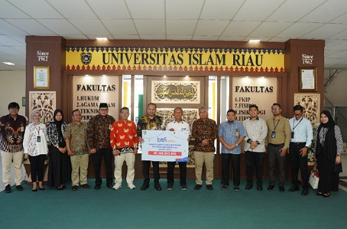 Rektor UIR, Prof Dr H Syafrinaldi SH MCL bersama jajaran BTN Syariah Cabang Pekanbaru.(foto: istimewa)