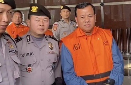 Bupati Kuansing, Suhardiman Amby Cs kenakan rompi orange dan ditahan KPK pasca OTT di Pemkab Kuansing.(foto: kompas.com)