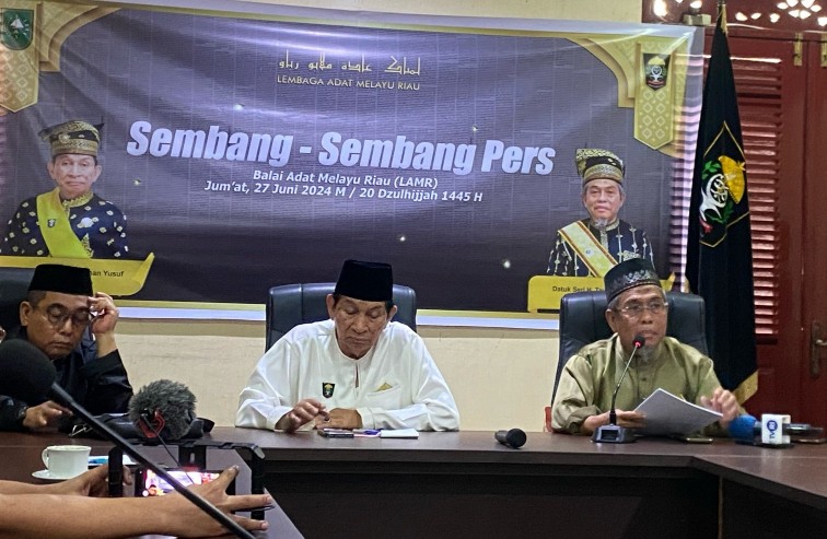 Ketua Umum MKA LAM Riau, Raja Marjohan Yusuf (tengah) nilai judi online dan Pinjol bawa mudarat (foto/Yuni)