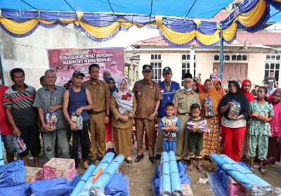 Wabup Inhil berikan bantuan pada korban kebakaran.