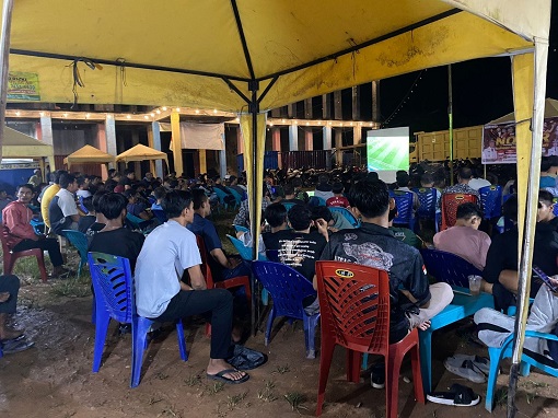 Suasana ramainya pengunjung Pujasera Bangko Jaya bantuan PT PHR di Kabupaten Rohil sebagai pusat kuliner masyarakat (foto/ist)