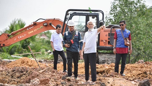 Walikota Dumai, H Paisal meninjau progres pengerjaan Program Penanggulangan Banjir Segmen Satu di bantaran Sungai Dumai.(foto: bambang/halloriau.com)