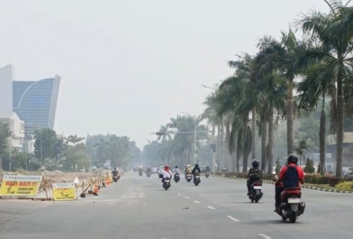 Kualitas udara di Kota Pekanbaru terus memburuk akibat kabut asap karhutla.(foto: angga/halloriau.com)