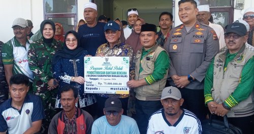 Bupati Rohil, Bistamam menyalurkan bantuan dari Baznas untuk korban kebakaran di Panipahan.(foto: afrizal/halloriau.com)