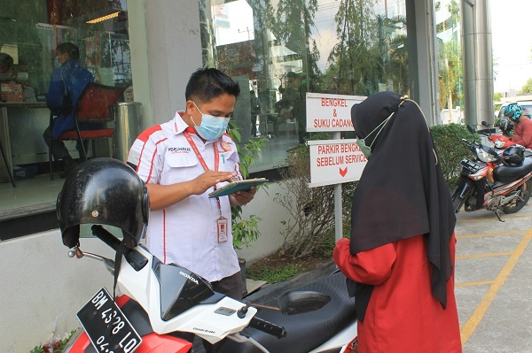 Petugas AHASS saat menerima konsumen yang melakukan perawatan sepeda motor Honda di AHASS