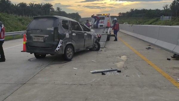 Mobil Toyota Avanza BM 1596 LM bawa 11 penumpang kecelakaan di Tol Pekanbaru-Bangkinang (foto/int)