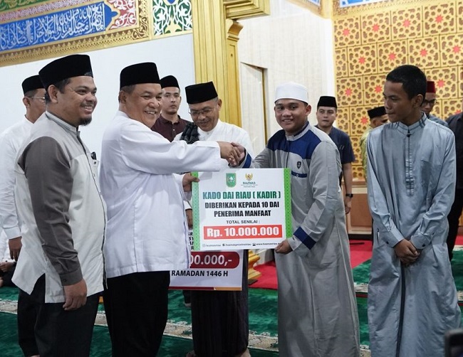 Wakil Gubernur Riau, SF Hariyanto menyalurkan berbagai bantuan. Foto Ist