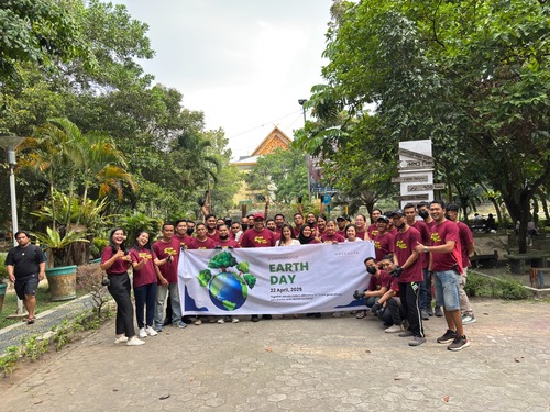 ARYADUTA Pekanbaru menggelar aksi gotong royong membersihkan lingkungan sekitar hotel dalam memperingati Hari Bumi. (Foto: Istimewa)