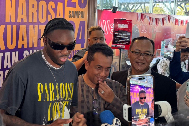 Disambut meriah di Pekanbaru, Melly Mike dipakaikan tanjak oleh Kadispar Riau (foto/MCR)