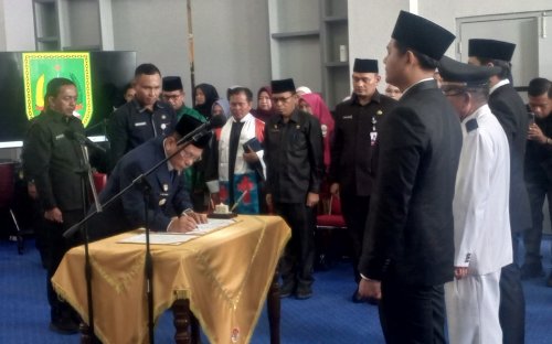 Bupati Rohil, Bistamam melantik pejabat.(foto: afrizal/halloriau.com)