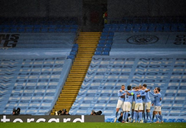 Para pemain Manchester City merayakan gol kedua Riyad Mahrez ke gawang Paris Saint-Germain pada laga leg kedua semifinal Liga Champions di Stadion Etihad, Rabu (5/5/2021) dini hari WIB. Foto: Kompas