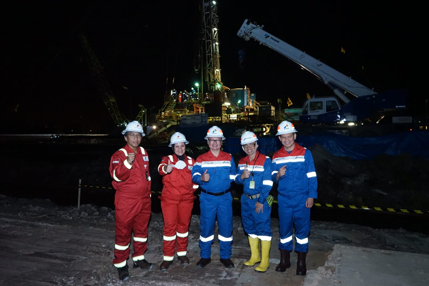 Sekretaris SKK Migas, Shinta Damayanti dan Direktur Utama PHR, Jaffee Arizon Suardin di lokasi pemboran yang terletak di Sumur Duri Field Rig ACS-19 area 5G-0804B.(foto: istimewa)