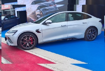 BYD New Seal 2025 Resmi Meluncur di Mandalika, Usung Teknologi Suspensi Canggih DiSus-C