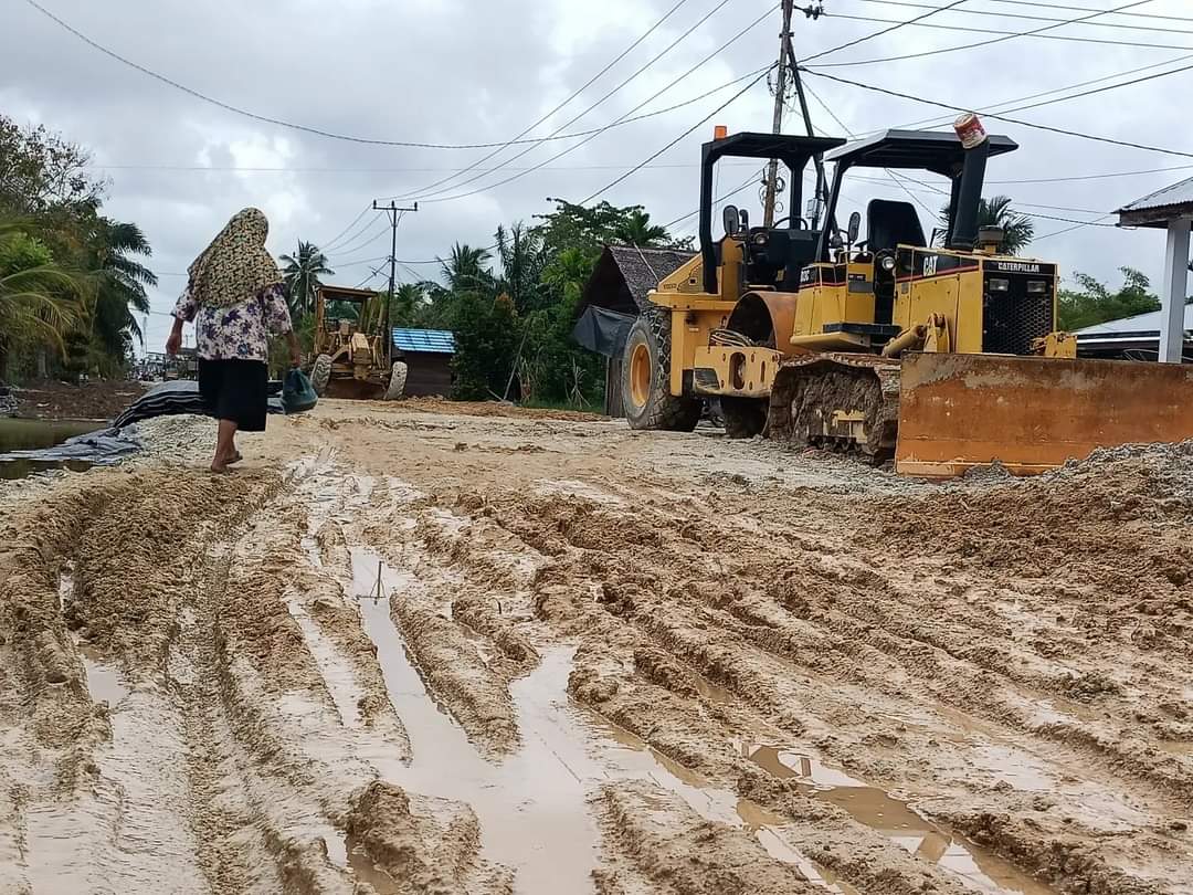 Kondisi jalan Sesap-Sungai Niur saat dilakukan pengerjaan