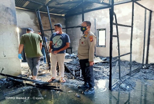 Rumah hangus terbakar di Pelalawan yang mengakibatkan korban jiwa bocah umur 2 tahun.