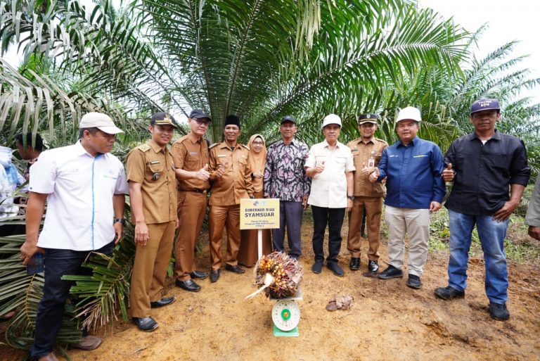 Gubri Syamsuar saat berada di Desa Kencana, Jecamatan Balai Jaya, Rohil (foto/ist)