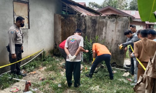 Tim Inafis Polres Dumai olah TKP di lokasi temuan jasad bayi yang dikubur seorang LC di Dumai.(foto: bambang/halloriau.com)