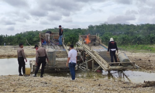 Aparat kepolisian memusnahkan rakit PETI di Desa Muaro Sentajo.(foto: ultra/halloriau.com)