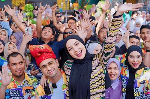 Raffi Ahmad dan Nagita Slavina saat meet and great Rojo Sambel di Durian Runtuh Pekanbaru.(foto: istimewa)