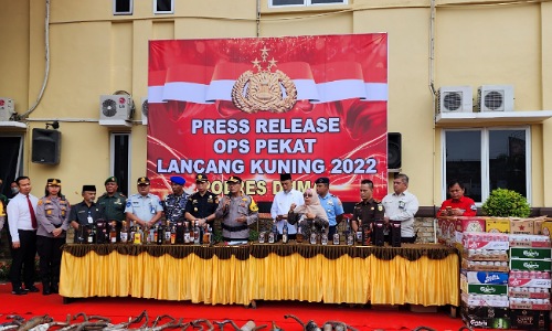 Kapolres Dumai AKBP Nurhadi Ismanto memimpin konferensi pers hasil Operasi Pekat Lancang Kuning 2022 di halaman Polres Dumai, Kamis (22/12/2022).(foto: bambang/halloriau.com)