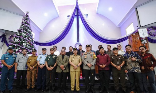 Gubernur Riau, Syamsuar bersama Forkopimda saat cek kesiapan pengamanan di gereja HKBP Pekanbaru.(foto: mcr)