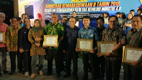 Foto bersama para penerima anugerah