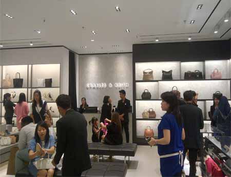  Suasana pengunjung berbelanja berbagai perlengkapan fashion wanita di Charles & Keith. Pasca launching Jumat (24/13) siang itu pihak toko menawarkan berbagai promo kepada konsumen yang ingin memiliki produk ini.