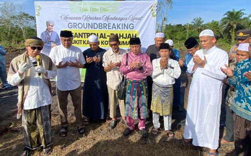 Walikota Dumai, H Paisal bersama Buya Yahya melakukan peletakan batu pertama pembangunan Ponpes Tafaqquh Al Bahjah Bukit Kapur, Kota Dumai, Jumat (17/1/2025).(foto: bambang/halloriau.com)