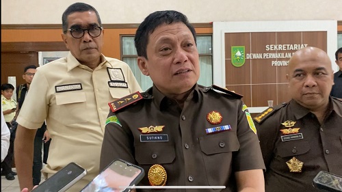 Kajati Riau, Sutikno saat berkunjung ke DPRD Riau.(foto: fitri/halloriau.com)
