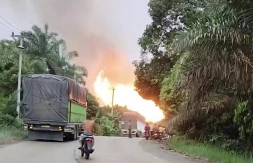 Ledakan pipa gas nasional di Inhil hanguskan rumah warga.(foto: int)