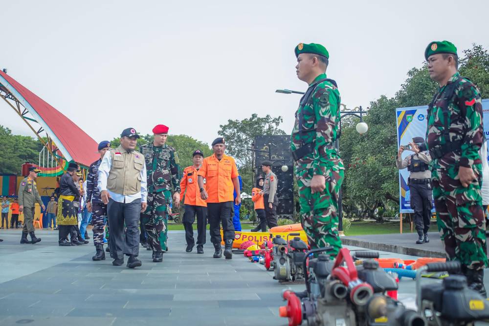 Wawako Dumai, Sugiyarto memeriksa kesiapan peralatan saat Apel Siaga Bencana Hidrometeorologi 2025 di Taman Bukit Gelanggang (foto/bambang)
