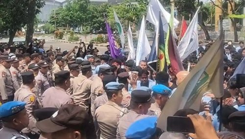 Aksi mahasiswa di Kantor Gubernur Riau memanas, massa terlibat saling dorong dengan aparat (foto/tribunpku)